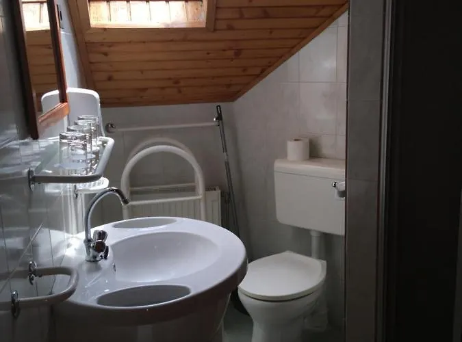 Kaptalan Vendeghaz Bed & Breakfast 3*
